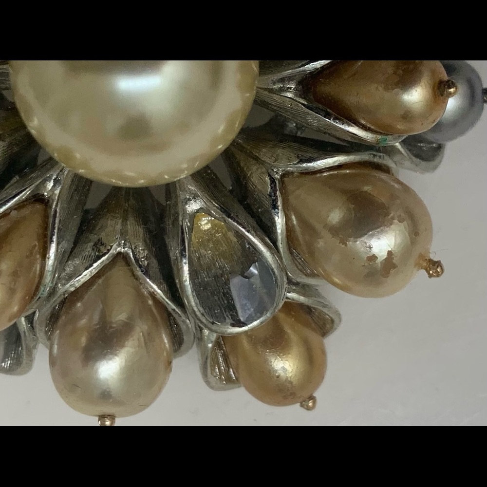 Large heavy weight faux Pearl brooch unsigned - Picture 3 of 4